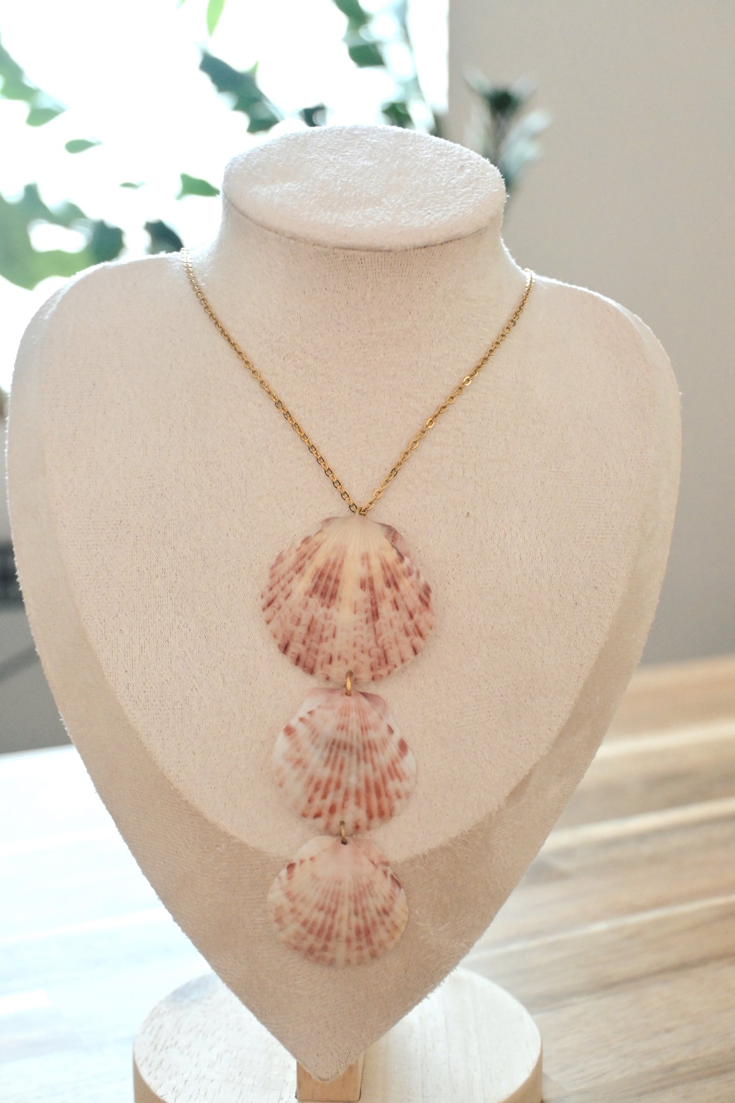 Pendant shell necklace