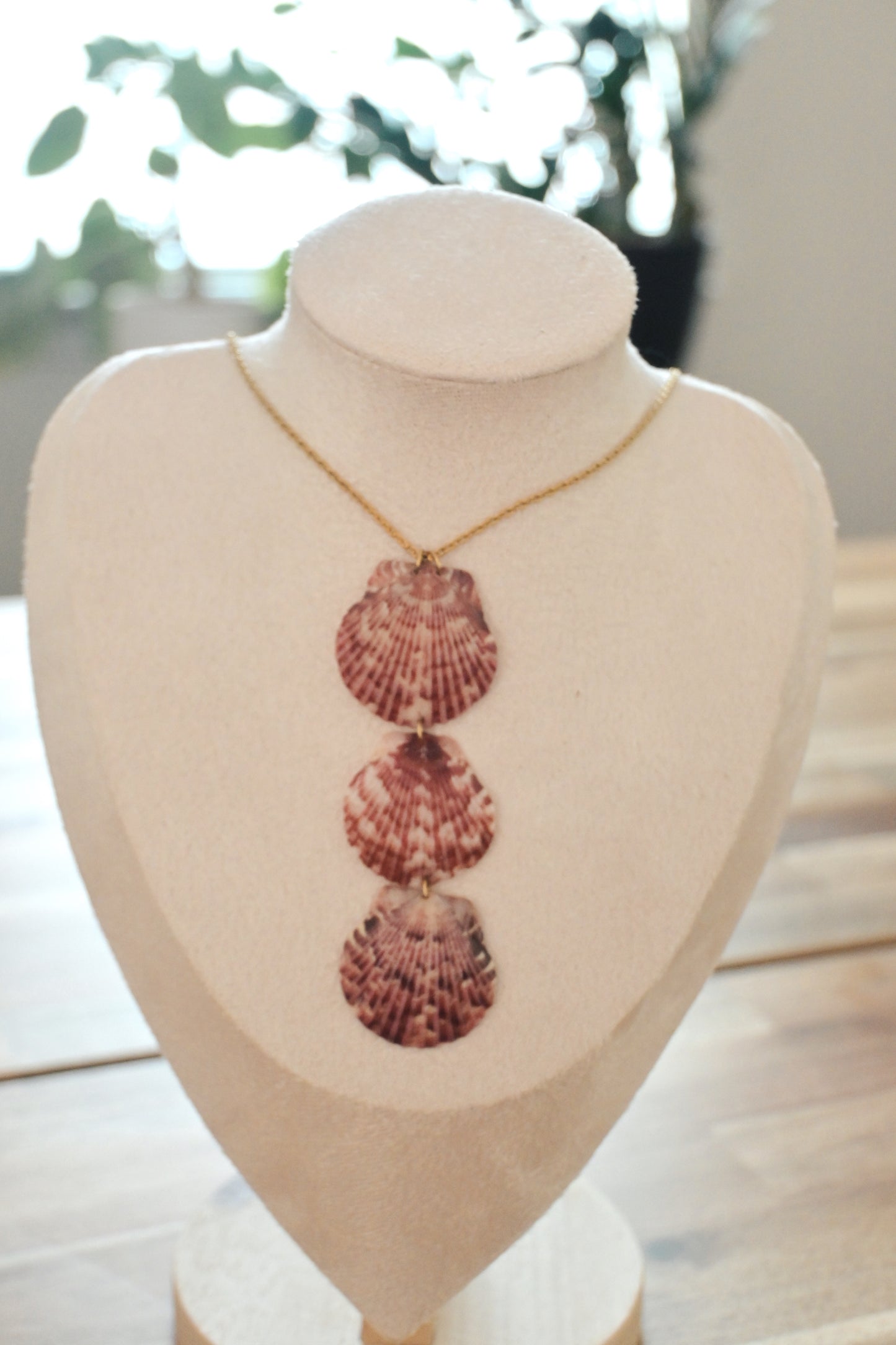 Pendant shell necklace